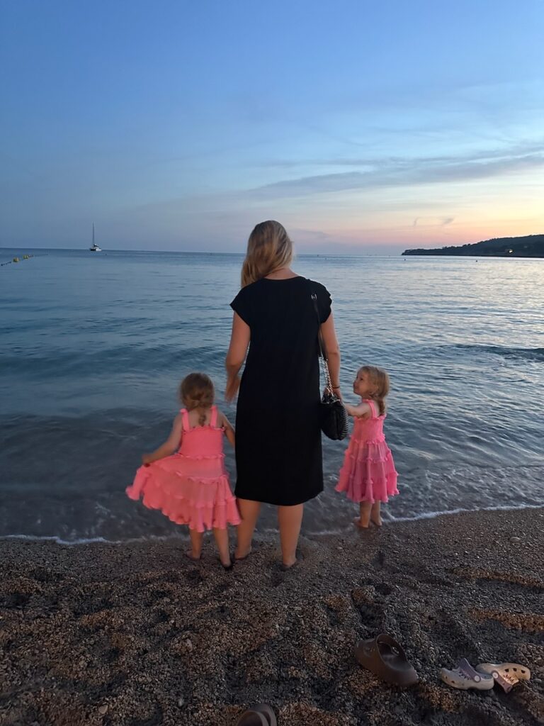 Kelsey with the girls on the beach in Cassis